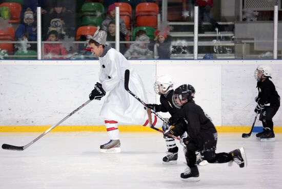 South Penguins face off Father Frost team in an ice hockey game