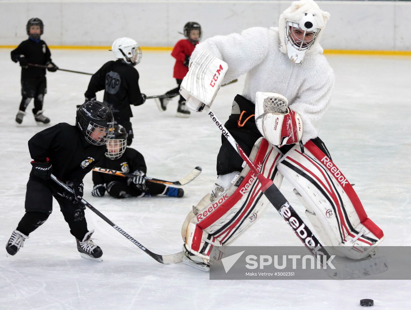 South Penguins face off Father Frost team in an ice hockey game