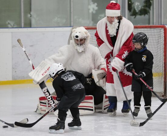 South Penguins face off Father Frost team in an ice hockey game