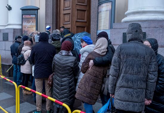 People line up for Aivazovsky exhibition in St. Petersburg