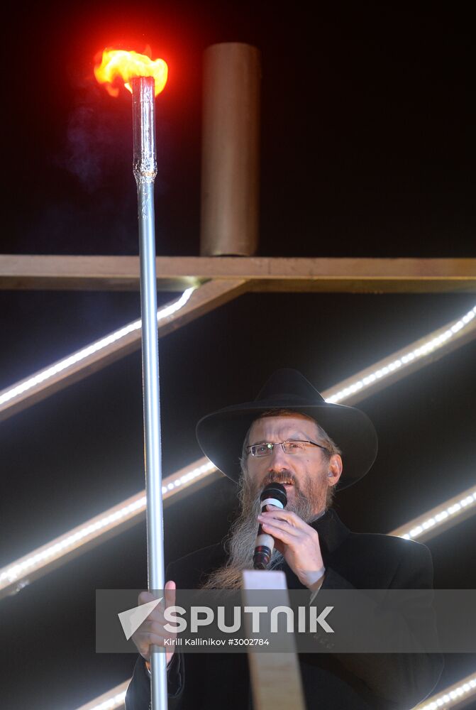 Procedure for lighting Chanukah candles on Revolution Square in Moscow