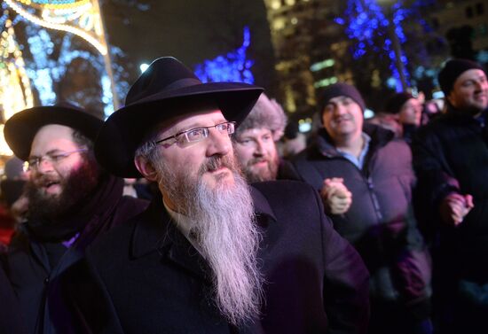 Procedure for lighting Chanukah candles on Revolution Square in Moscow