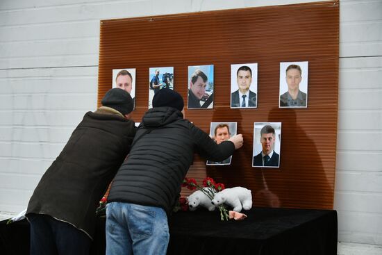 Flowers laid in memory of TU-154 air crash victims
