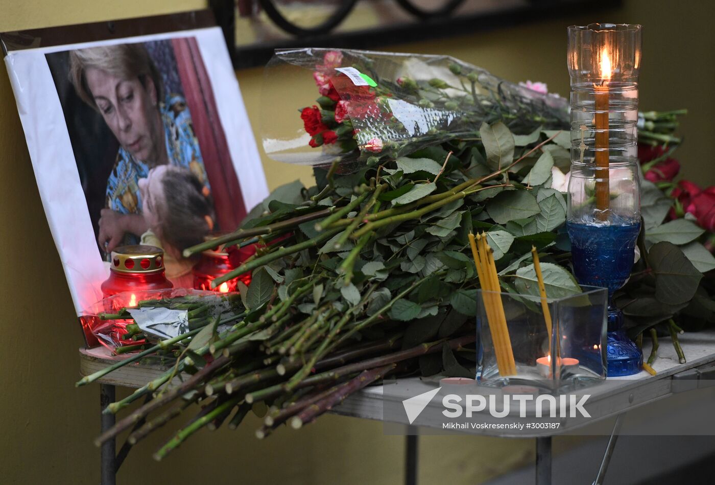 Flowers laid in memory of TU-154 air crash victims