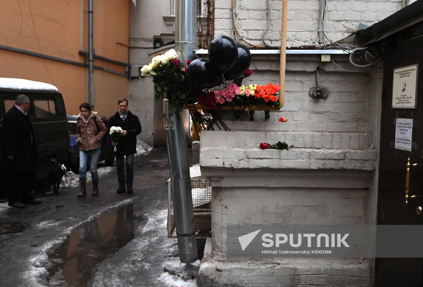 Flowers laid in memory of TU-154 air crash victims