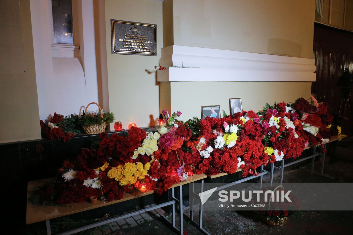 Flowers laid in memory of TU-154 air crash victims