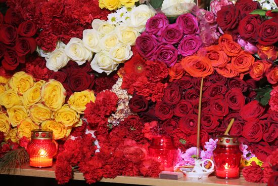 Flowers laid in memory of TU-154 air crash victims