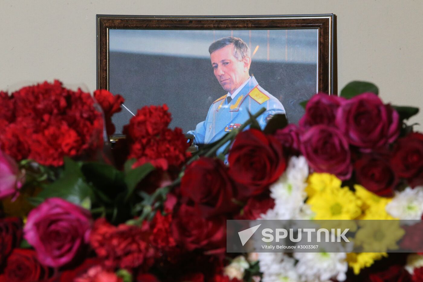 Flowers laid in memory of TU-154 air crash victims