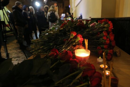 Flowers laid in memory of TU-154 air crash victims