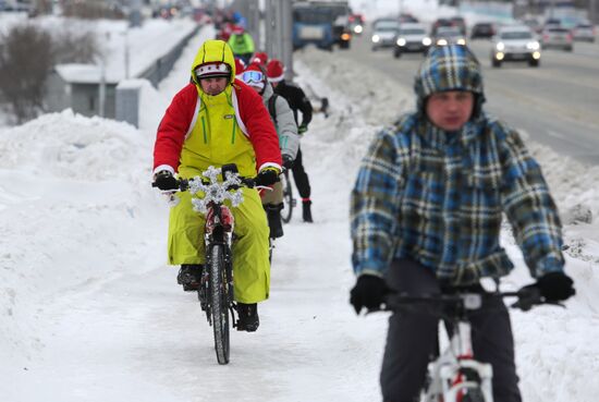 Father Frosts participate in New Year's bike run