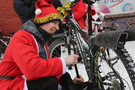 Father Frosts participate in New Year's bike run