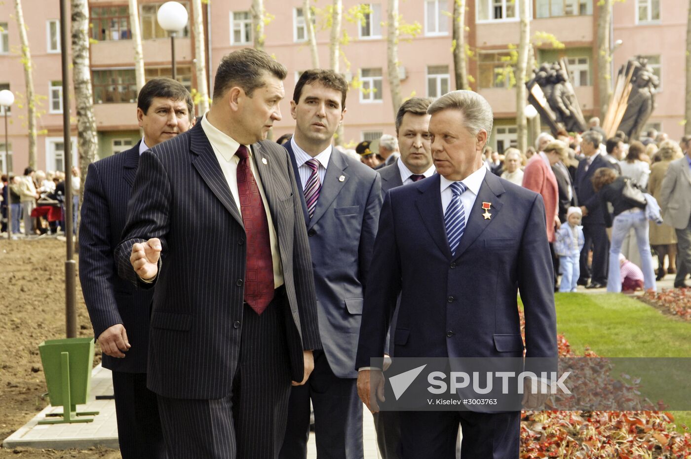Boris Gromov and Yury Sleptsov at monument opening