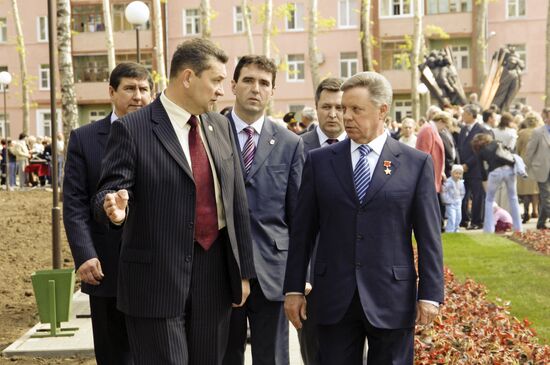 Boris Gromov and Yury Sleptsov at monument opening