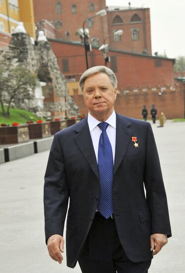 Boris Gromov in Alexander Garden