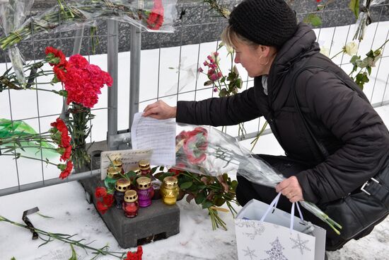 Flowers at Russian embassy in Kiev to commemorate TU-154 air crash victims in Sochi