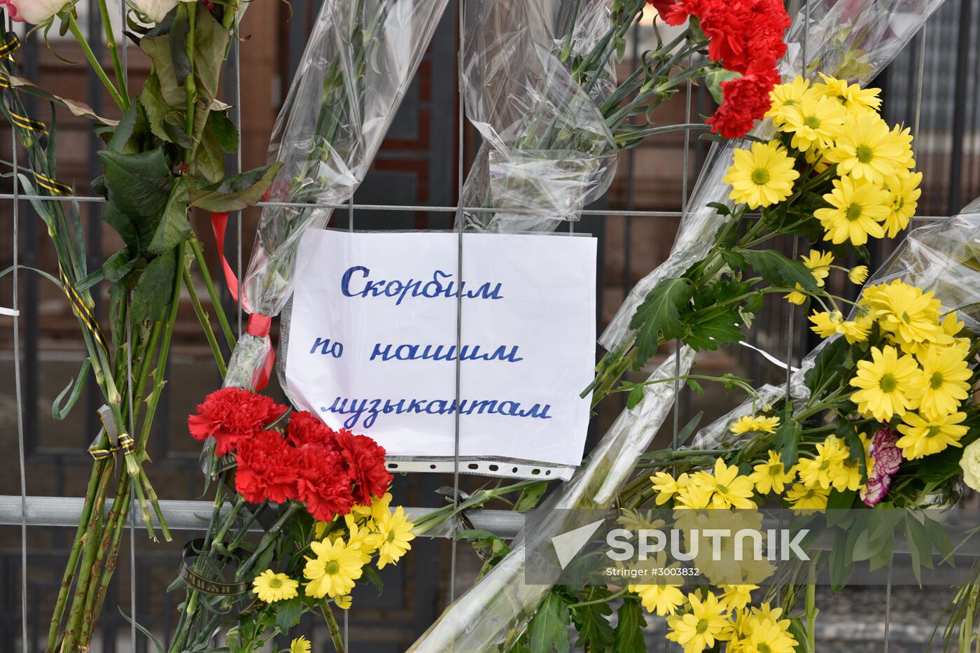 Flowers at Russian embassy in Kiev to commemorate TU-154 air crash victims in Sochi