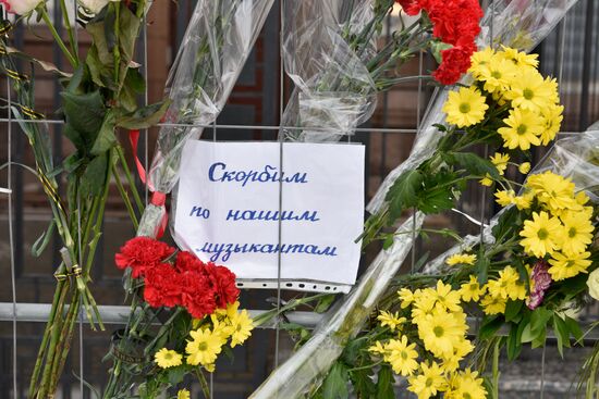 Flowers at Russian embassy in Kiev to commemorate TU-154 air crash victims in Sochi