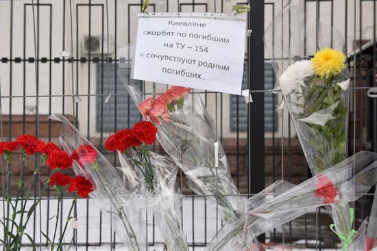 Flowers at Russian embassy in Kiev to commemorate TU-154 air crash victims in Sochi
