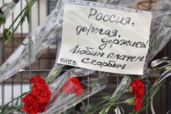 Flowers at Russian embassy in Kiev to commemorate TU-154 air crash victims in Sochi
