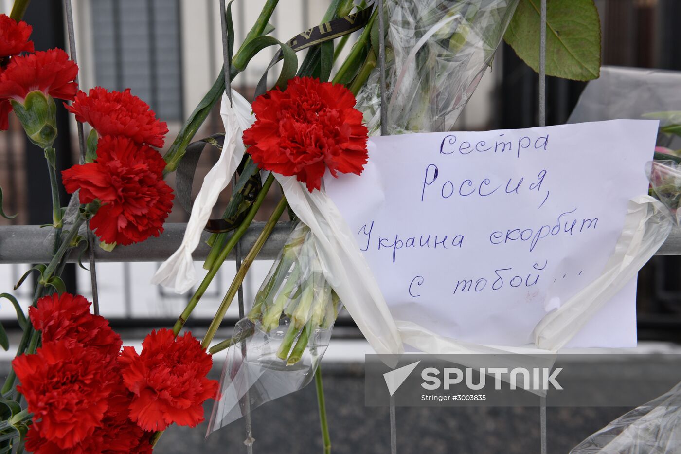 Flowers at Russian embassy in Kiev to commemorate TU-154 air crash victims in Sochi