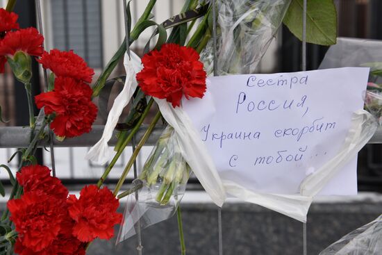 Flowers at Russian embassy in Kiev to commemorate TU-154 air crash victims in Sochi