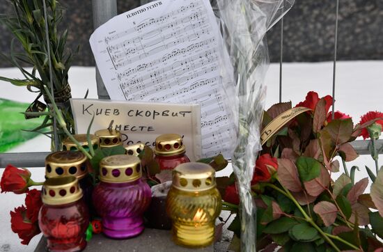 Flowers at Russian embassy in Kiev to commemorate TU-154 air crash victims in Sochi