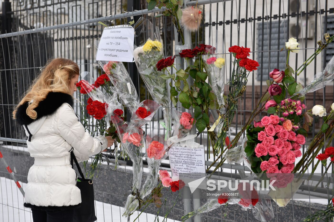 Flowers at Russian embassy in Kiev to commemorate TU-154 air crash victims in Sochi