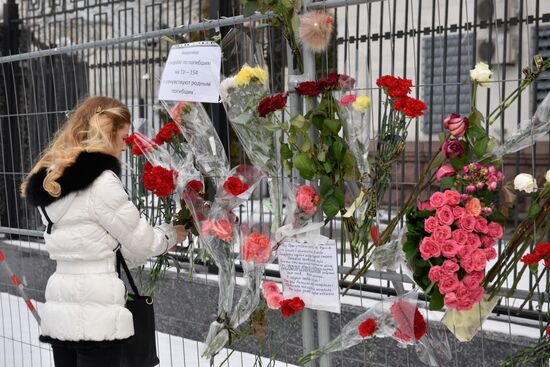 Flowers at Russian embassy in Kiev to commemorate TU-154 air crash victims in Sochi