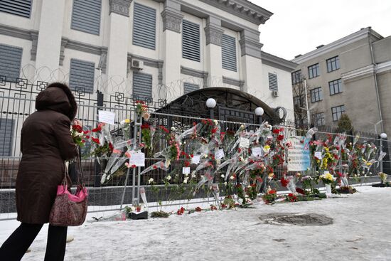 Flowers at Russian embassy in Kiev to commemorate TU-154 air crash victims in Sochi