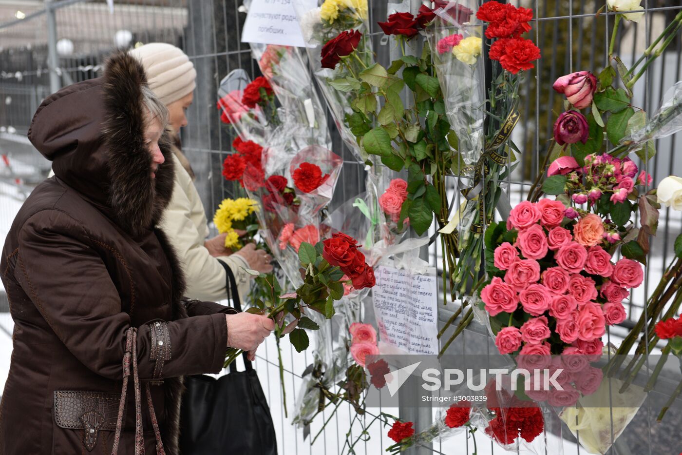 Flowers at Russian embassy in Kiev to commemorate TU-154 air crash victims in Sochi