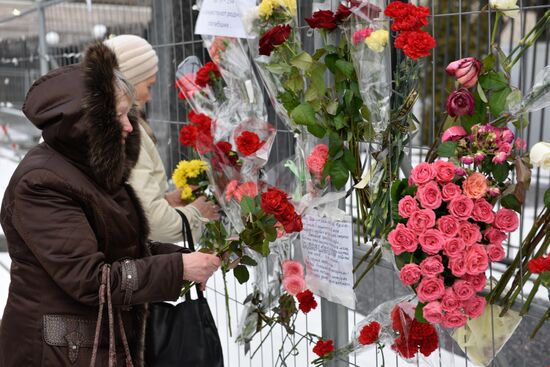 Flowers at Russian embassy in Kiev to commemorate TU-154 air crash victims in Sochi