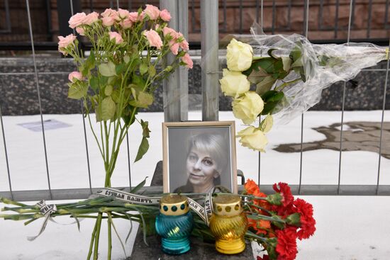 Flowers at Russian embassy in Kiev to commemorate TU-154 air crash victims in Sochi