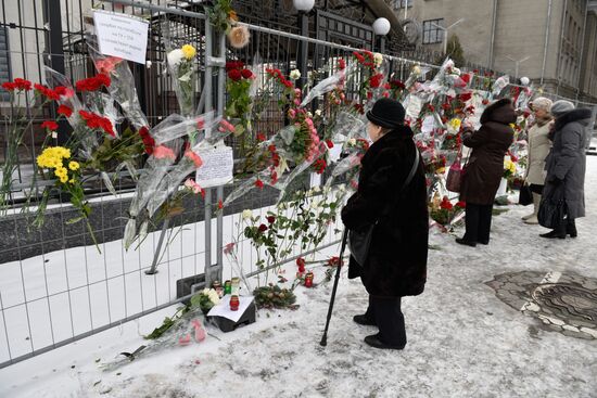 Flowers at Russian embassy in Kiev to commemorate TU-154 air crash victims in Sochi
