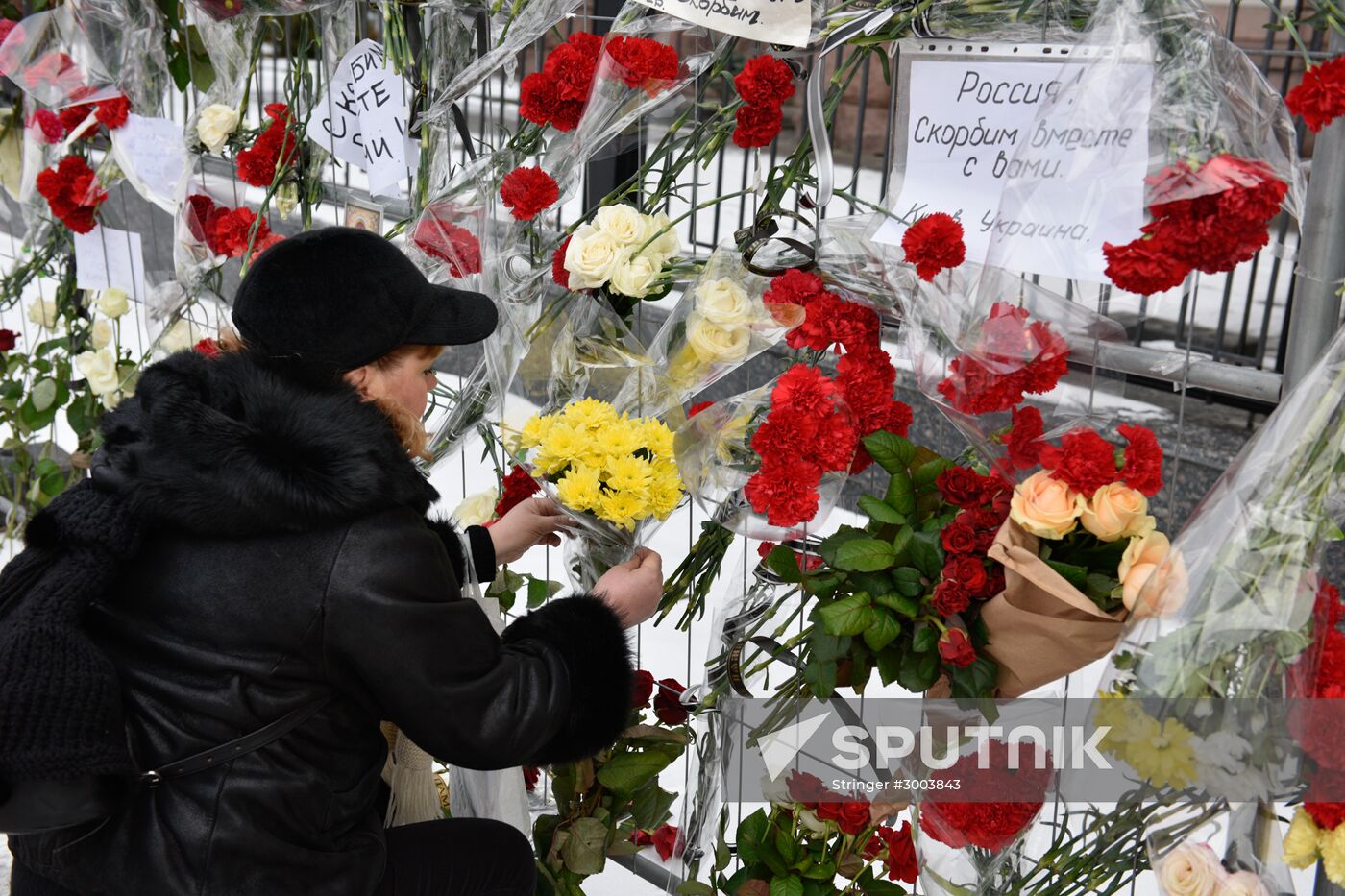 Flowers at Russian embassy in Kiev to commemorate TU-154 air crash victims in Sochi