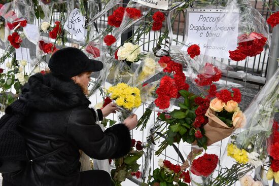 Flowers at Russian embassy in Kiev to commemorate TU-154 air crash victims in Sochi