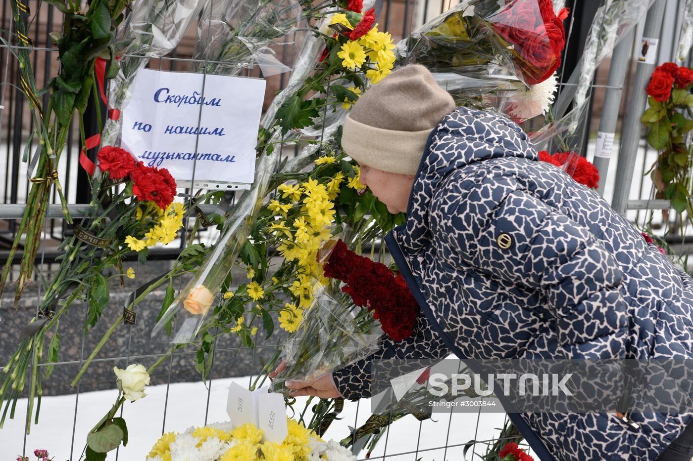 Flowers at Russian embassy in Kiev to commemorate TU-154 air crash victims in Sochi