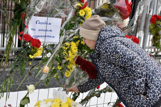 Flowers at Russian embassy in Kiev to commemorate TU-154 air crash victims in Sochi