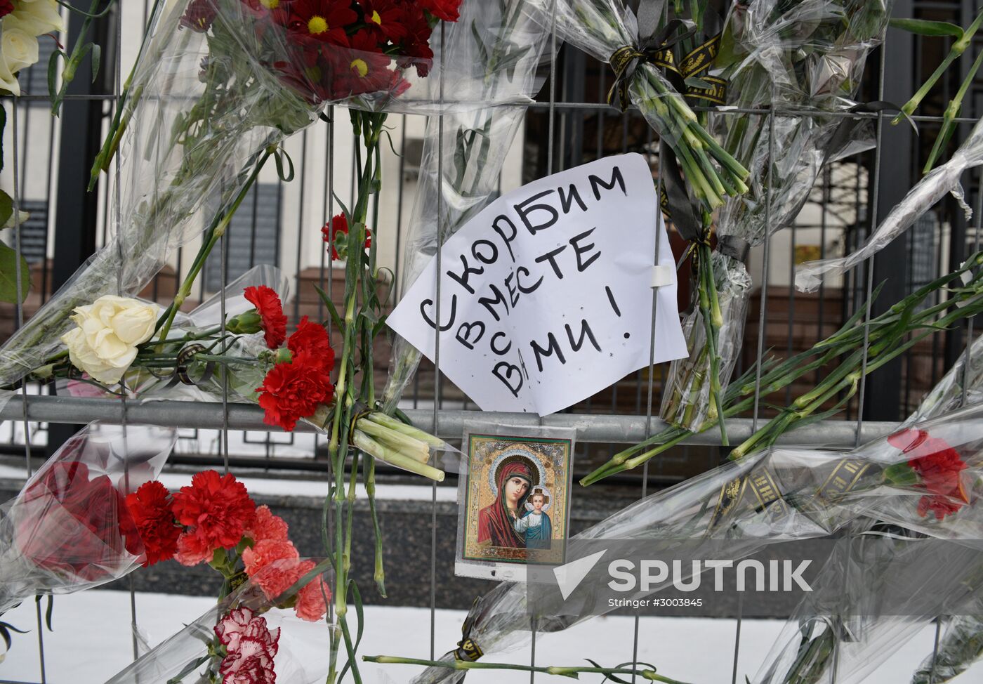Flowers at Russian embassy in Kiev to commemorate TU-154 air crash victims in Sochi