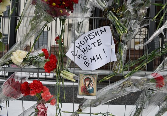 Flowers at Russian embassy in Kiev to commemorate TU-154 air crash victims in Sochi