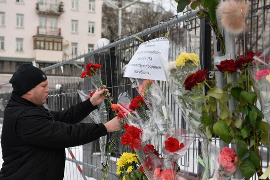 Flowers at Russian embassy in Kiev to commemorate TU-154 air crash victims in Sochi