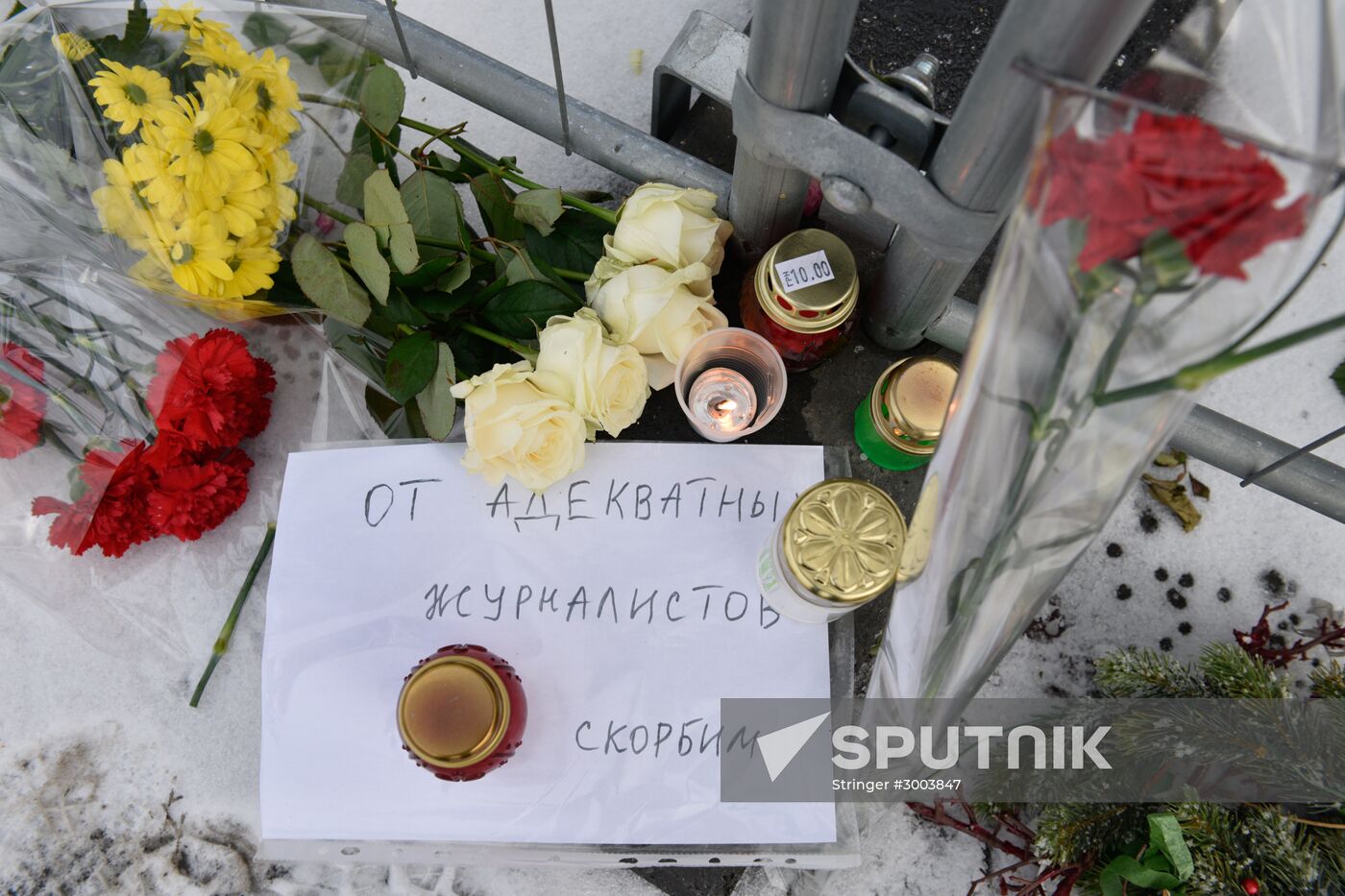 Flowers at Russian embassy in Kiev to commemorate TU-154 air crash victims in Sochi