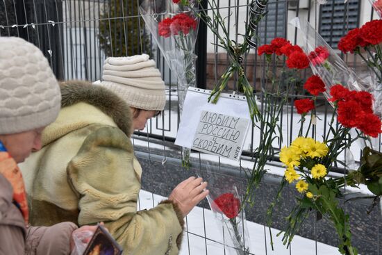 Flowers at Russian embassy in Kiev to commemorate TU-154 air crash victims in Sochi
