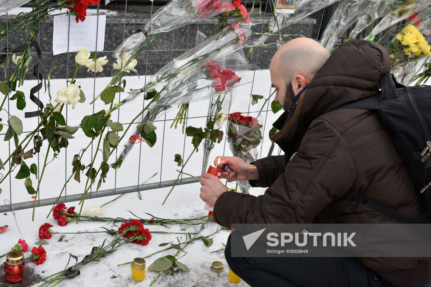 Flowers at Russian embassy in Kiev to commemorate TU-154 air crash victims in Sochi
