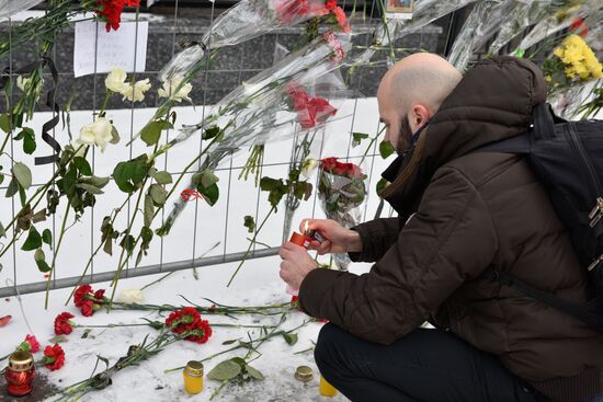 Flowers at Russian embassy in Kiev to commemorate TU-154 air crash victims in Sochi