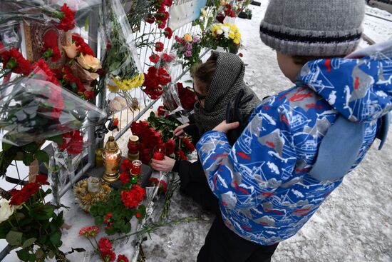 Flowers at Russian embassy in Kiev to commemorate TU-154 air crash victims in Sochi