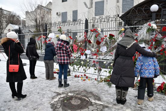 Flowers at Russian embassy in Kiev to commemorate TU-154 air crash victims in Sochi