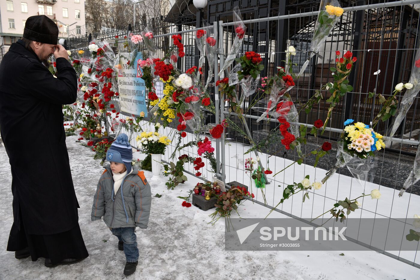 Flowers at Russian embassy in Kiev to commemorate TU-154 air crash victims in Sochi