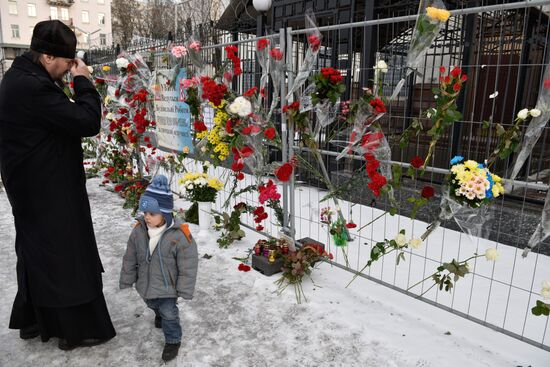 Flowers at Russian embassy in Kiev to commemorate TU-154 air crash victims in Sochi
