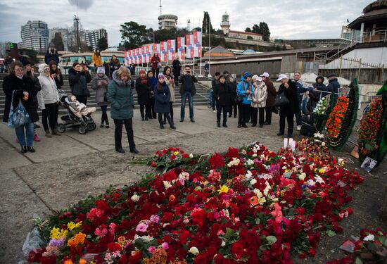 Sochi residents bring flowers, candles to South Pier Square