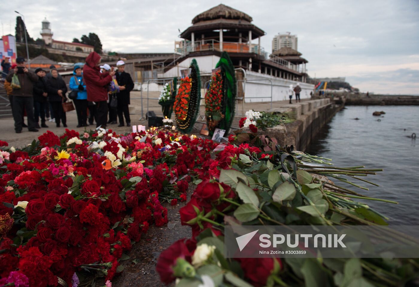 Sochi residents bring flowers, candles to South Pier Square